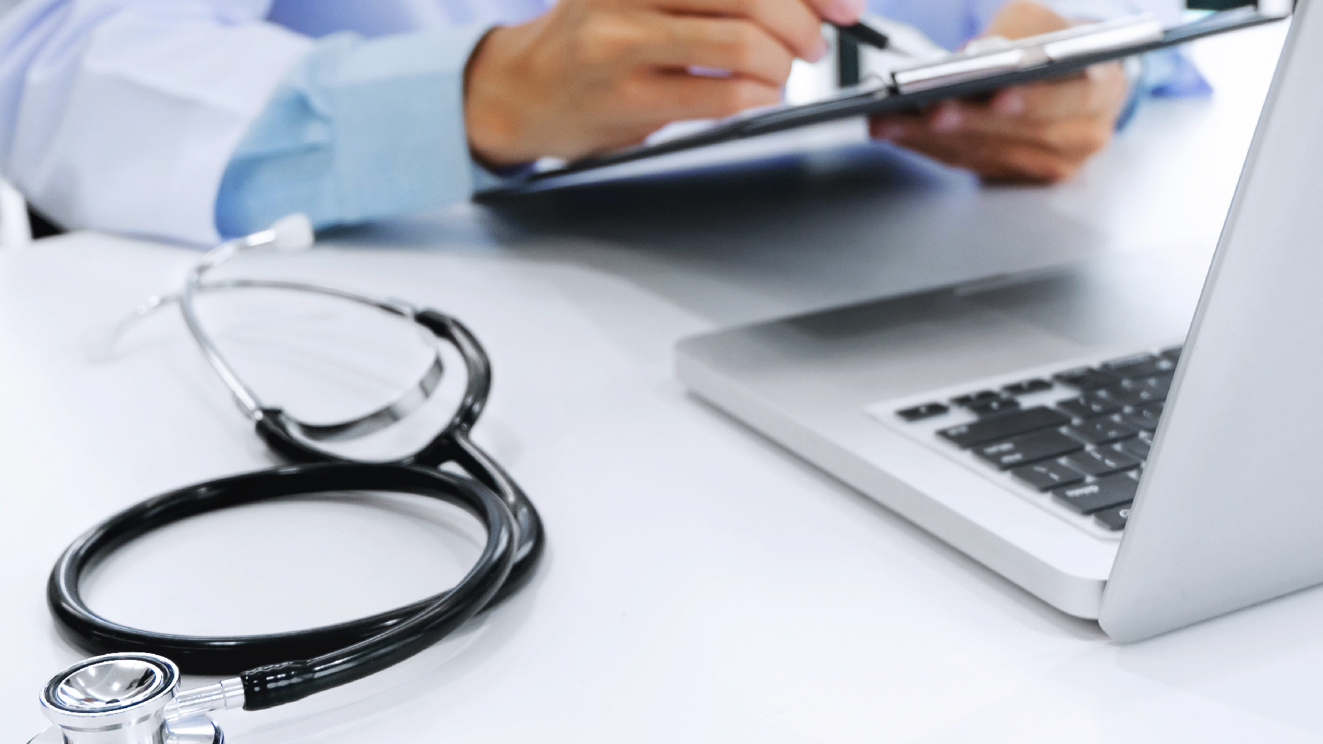 Cadena de supermercados con clientes usando aplicaciones móviles para pagos y gestión de membresía